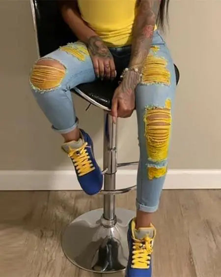 Jeans met gescheurde uitsnijdingen in colorblock