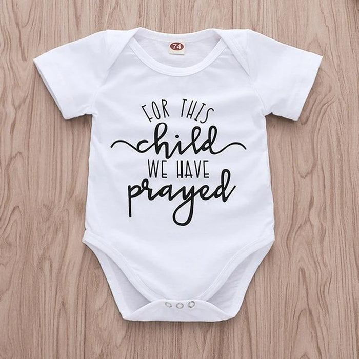 "Voor dit kind hebben we gebeden" Baby-jumpsuit met letterprint