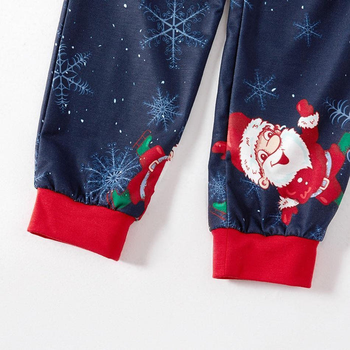 Bijpassende pyjamaset voor het hele gezin met kerstmanmotief