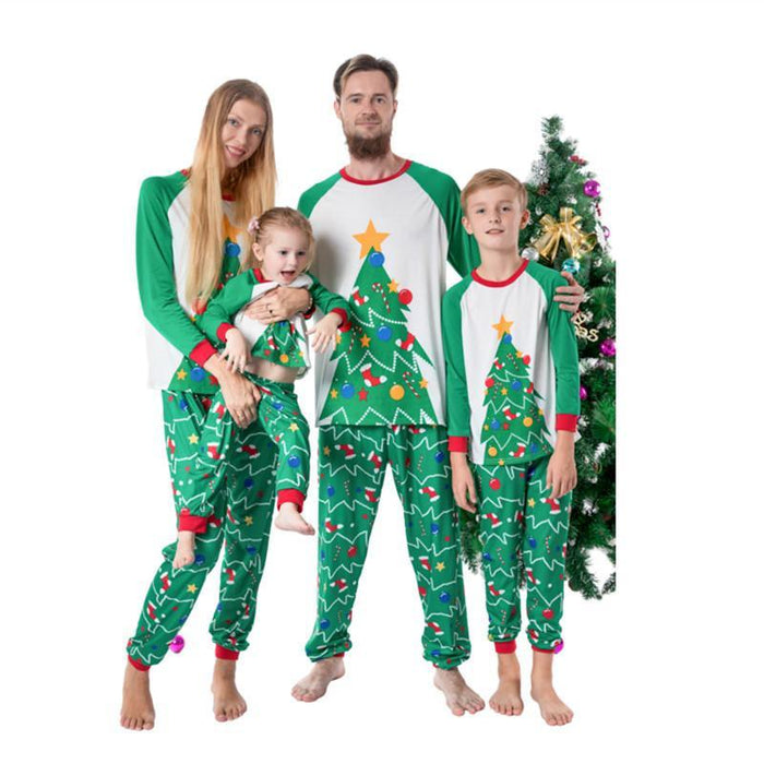 Familie bijpassende pyjamasets met kerstboomprint