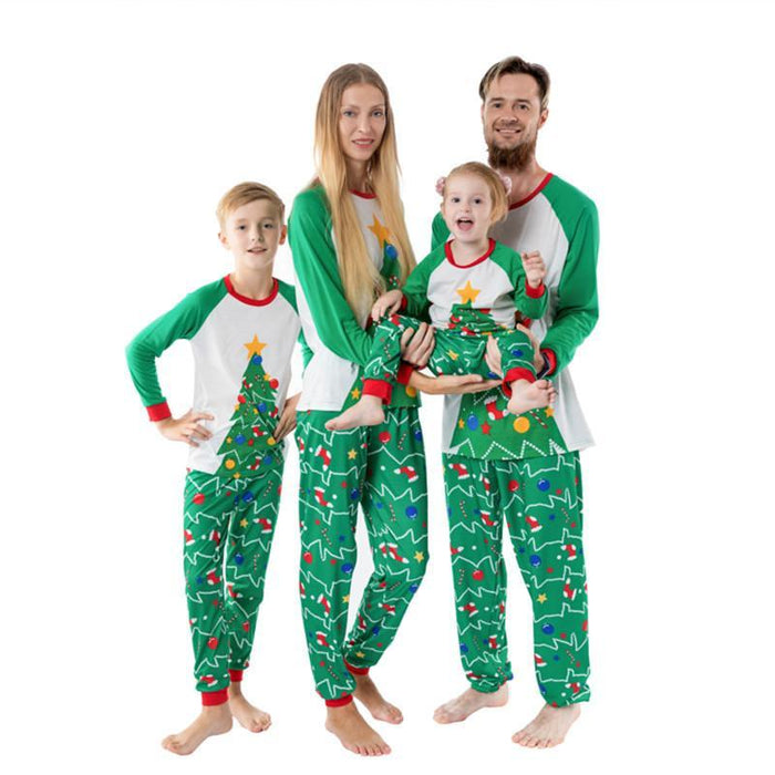 Familie bijpassende pyjamasets met kerstboomprint