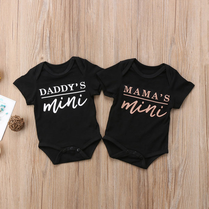 Mameluco de manga corta con estampado de letras para bebé niño / niña