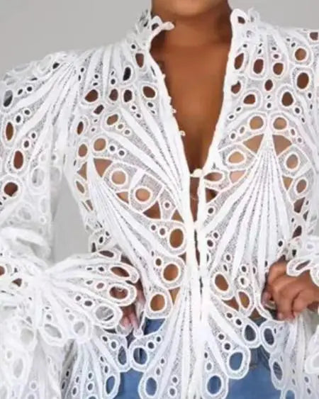 Top met knoopsluiting, geborduurde oogjes en wijde mouwen 