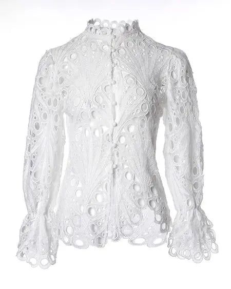 Top met knoopsluiting, geborduurde oogjes en wijde mouwen 