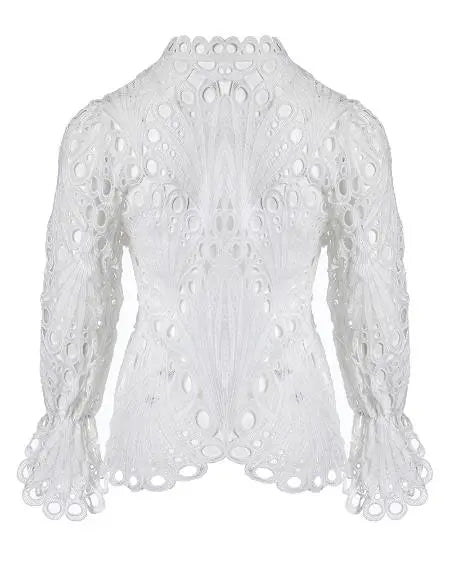 Top met knoopsluiting, geborduurde oogjes en wijde mouwen 