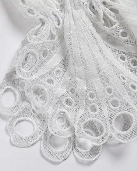 Top met knoopsluiting, geborduurde oogjes en wijde mouwen 