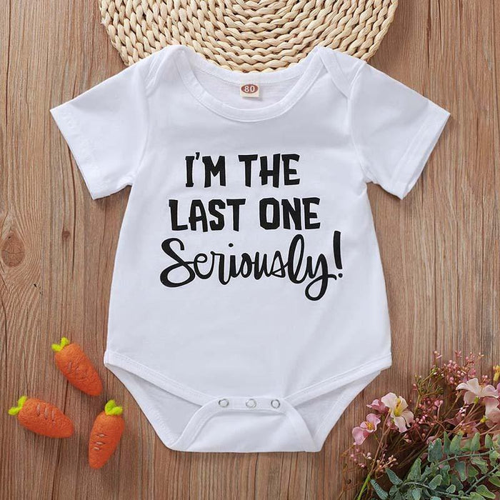 "Ik ben serieus de laatste" baby-jumpsuit met letterprint