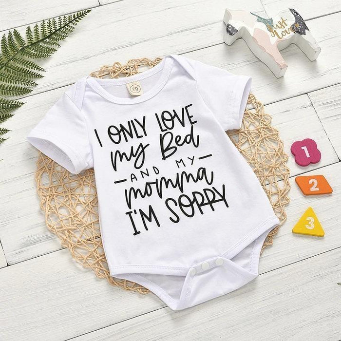 Baby-jumpsuit met letters 'Ik hou alleen van mijn bed'