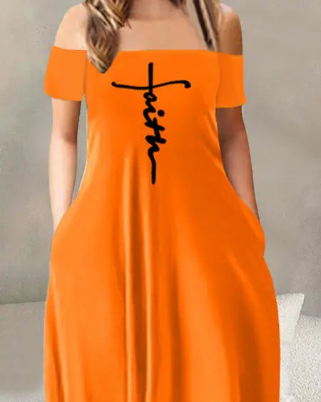 Grote maten maxi-jurk met 'Faith'-print en off-shoulder 