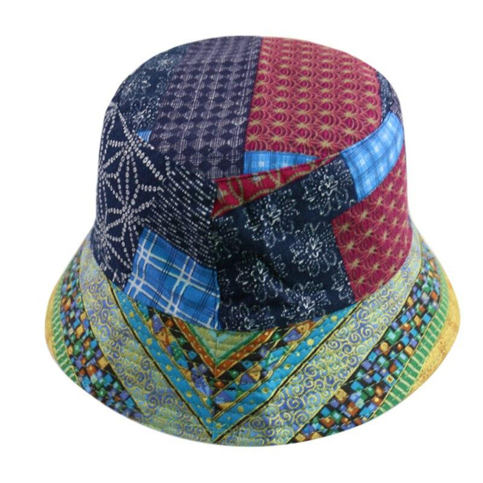 Sombrero de pescador con patrón geométrico