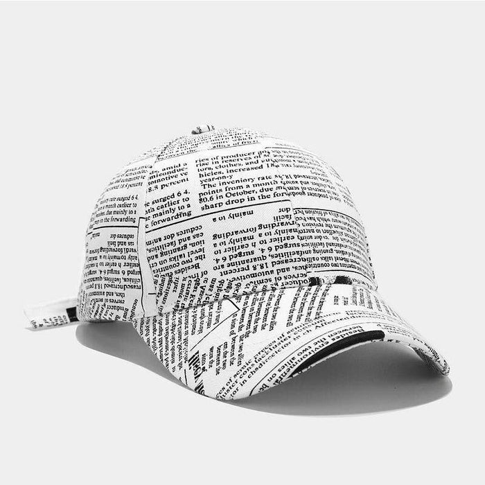 Gorra con patrón de periódico