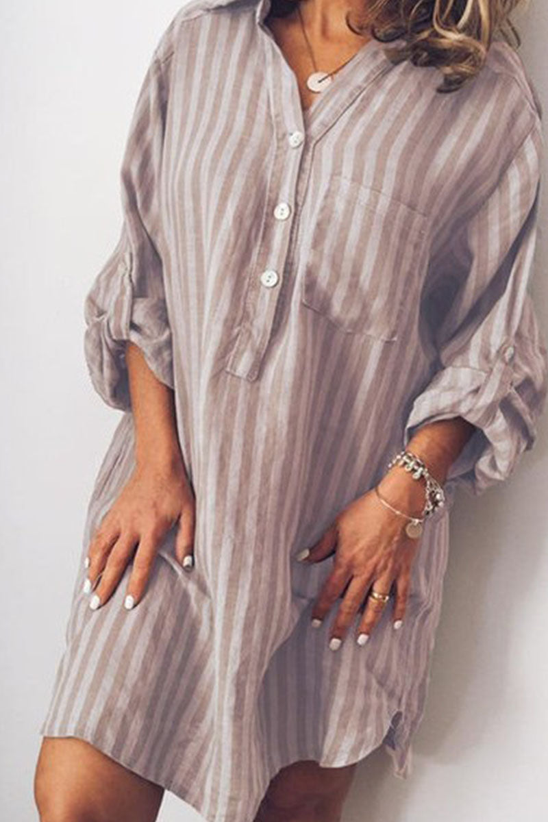 Manténgase cómodo con blusas estampadas a rayas de manga larga con prácticos bolsillos