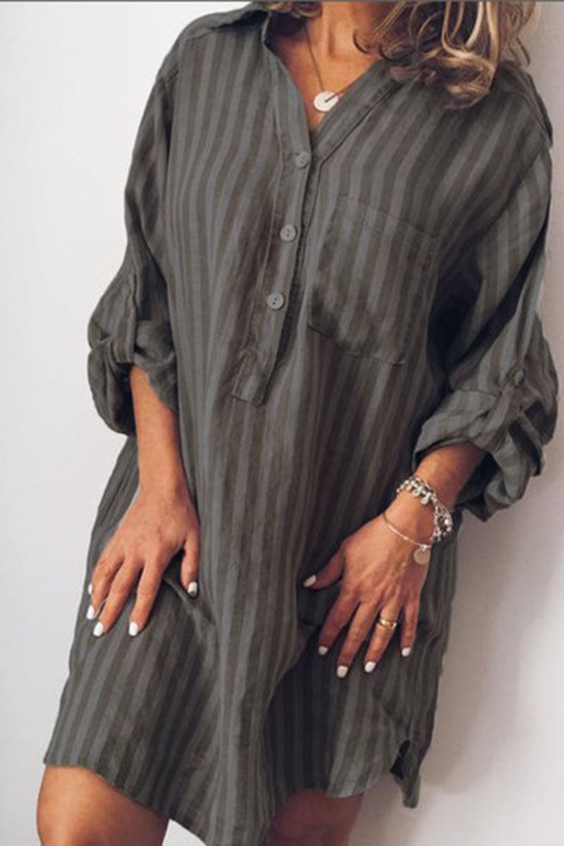 Manténgase cómodo con blusas estampadas a rayas de manga larga con prácticos bolsillos