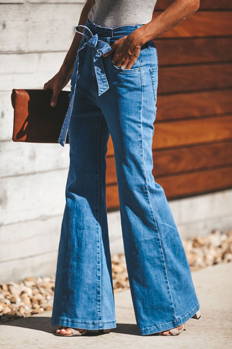 Pantalones cortos de color liso con corte de bota y cinturón: una adición imprescindible