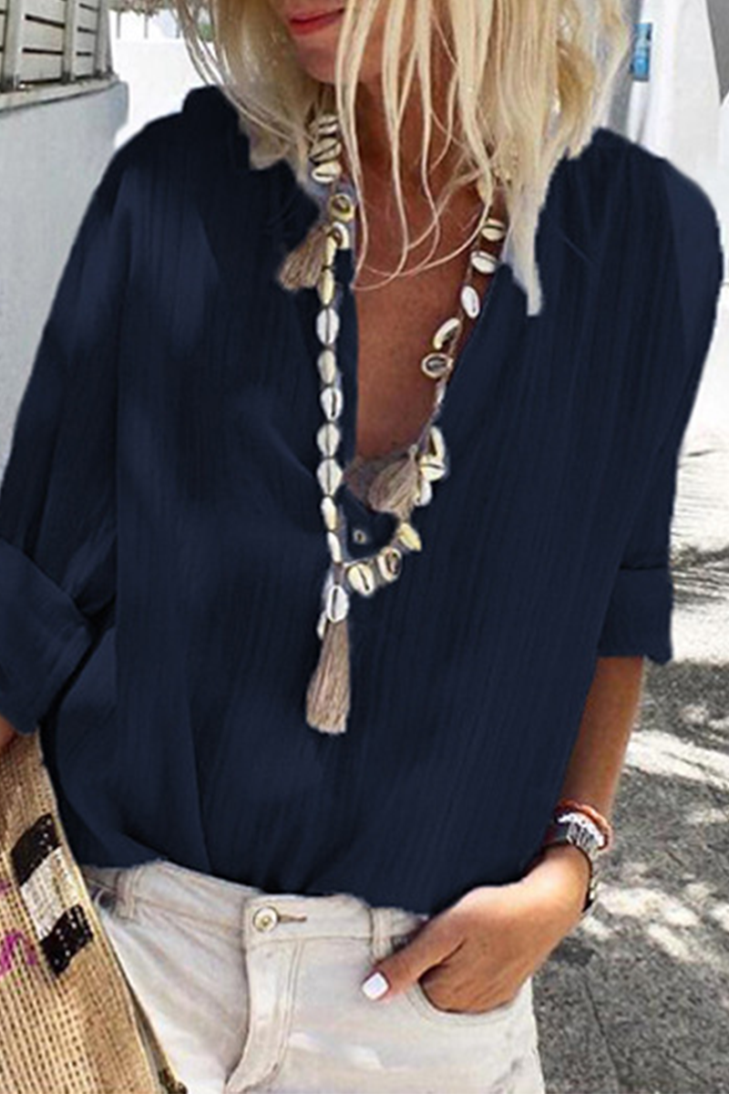 Chic a rayas: blusas con cuello en V y detalles de botones para la moda urbana