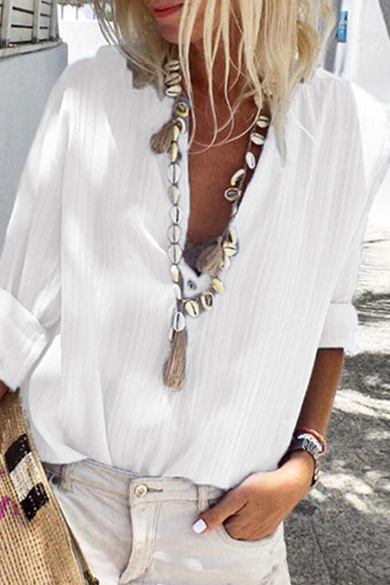 Chic a rayas: blusas con cuello en V y detalles de botones para la moda urbana