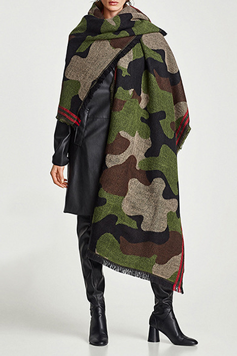 Camouflage chic: split-joint-sjaal met kwastjes voor trendsetters