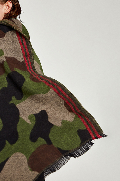 Camouflage chic: split-joint-sjaal met kwastjes voor trendsetters