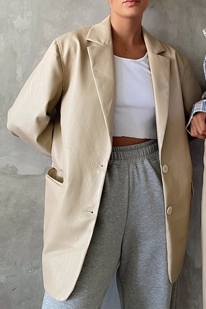 Mode, elegante en stijlvolle, klassieke, stevige bovenkleding met zakgesp en omgeslagen kraag