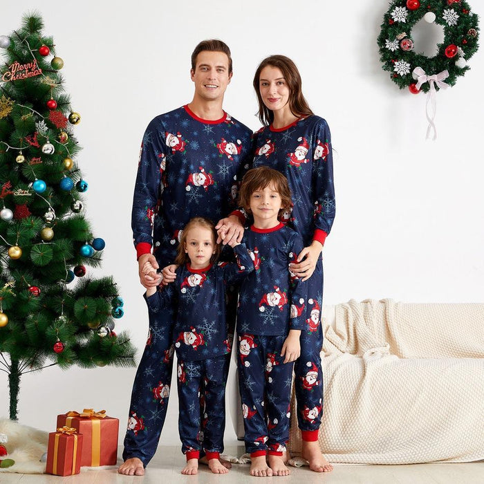 Bijpassende pyjamaset voor het hele gezin met kerstmanmotief