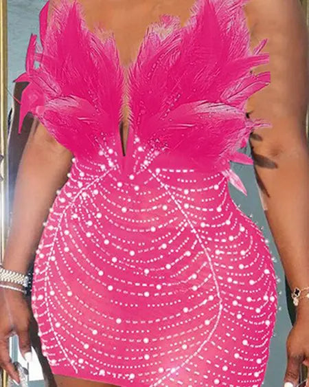 Vestido de fiesta bandeau con plumas y pedrería 