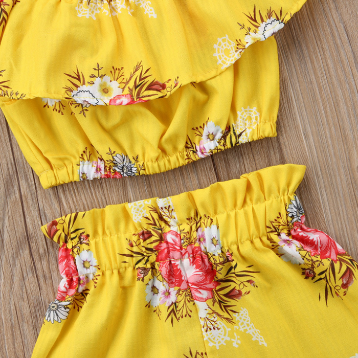 Gele bloemen top shorts outfit
