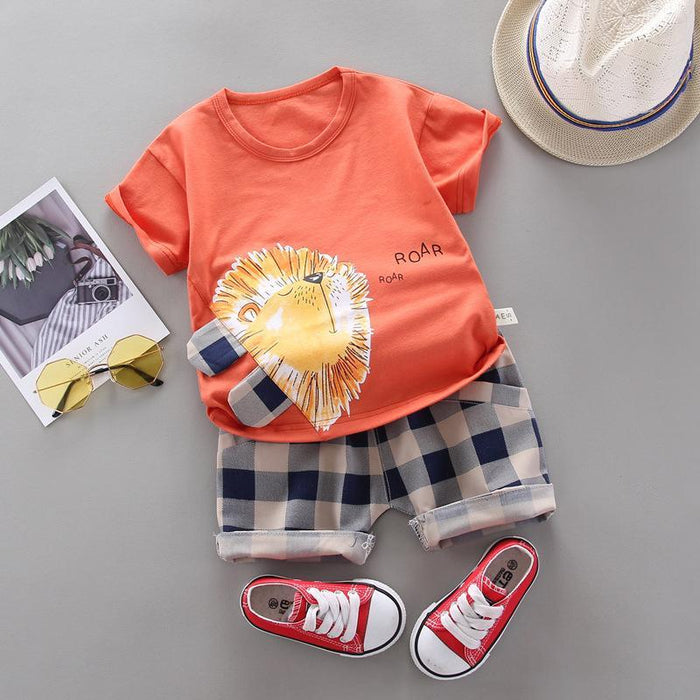 Babyjongen trendy cartoon leeuw top en geruite shorts set (geen schoenen, geen hoed)