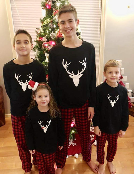 Bijpassende pyjamasets voor de familie met kerstruit en geweiprint