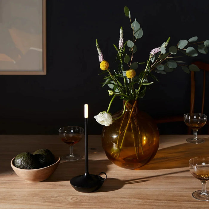 Elegante lámpara de mesa portátil con mecha LED: brillo versátil y ajustable para cualquier entorno 