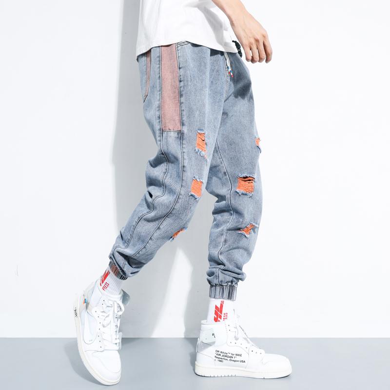 Joggers de mezclilla desgastados claros