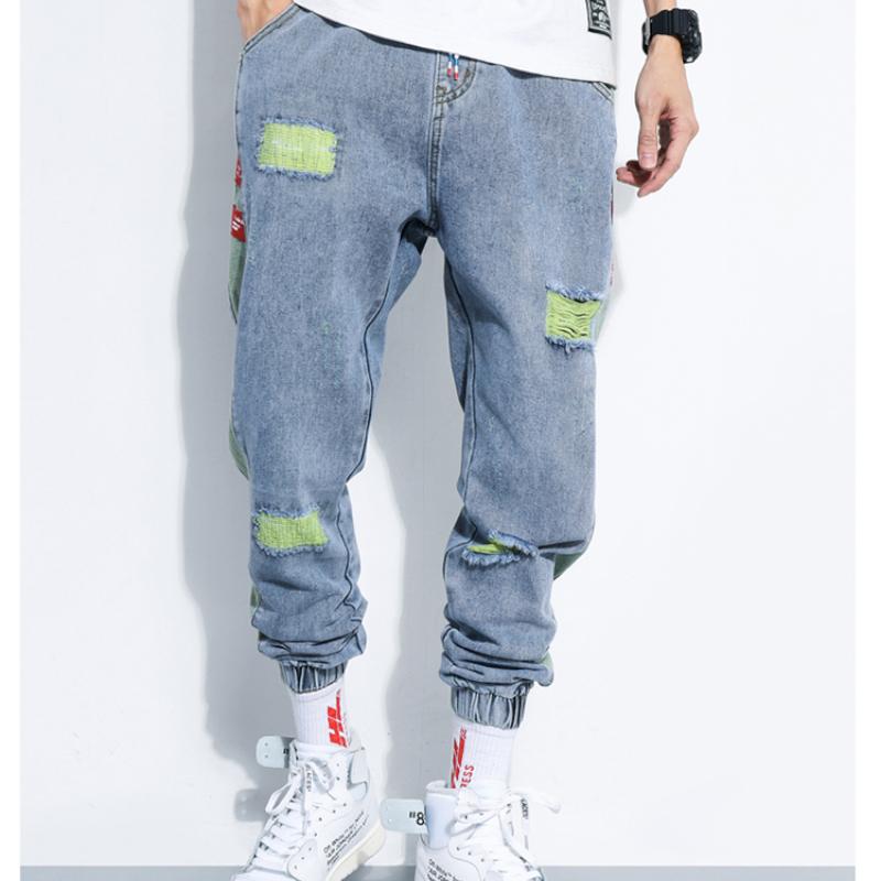 Joggers de mezclilla desgastados claros