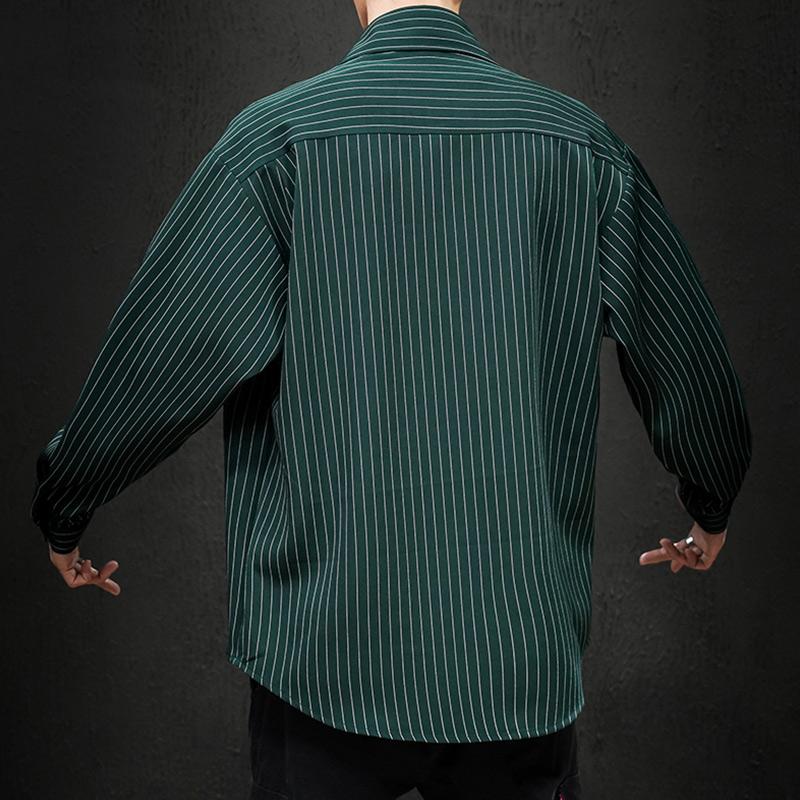 Camisa con botones a rayas diplomáticas