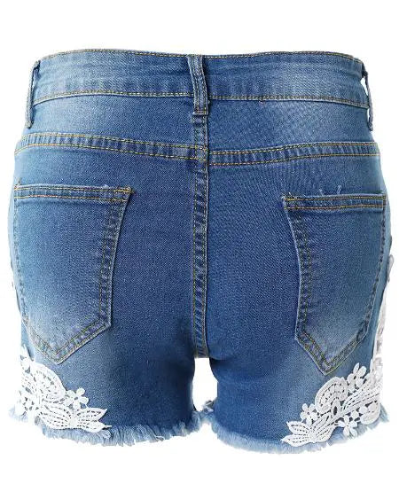 Pantalones cortos de mezclilla: encaje en contraste y diseño de dobladillo sin rematar 