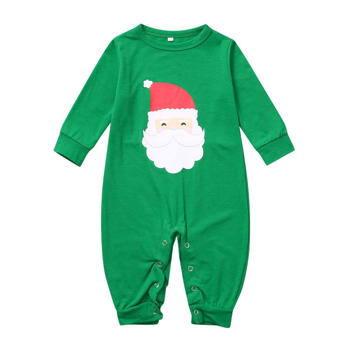 Conjunto de pijama a juego familiar con pantalones a rayas y top con estampado de Papá Noel navideño
