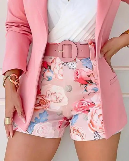 Conjunto de cinturón y pantalones cortos florales con blazer de manga larga 