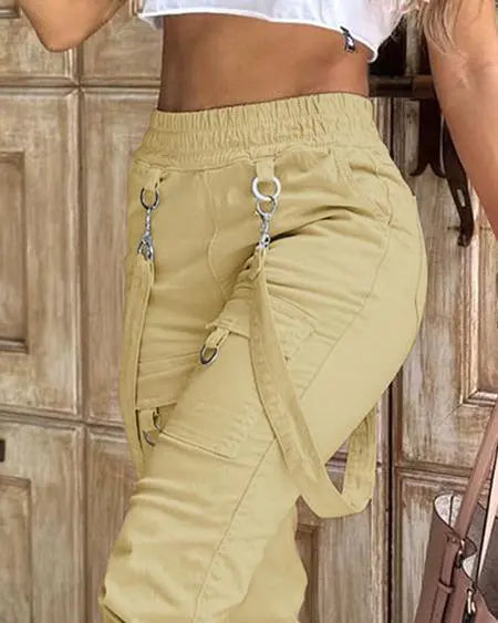 Pantalones con tirantes, diseño de bolsillo y detalle de puños 