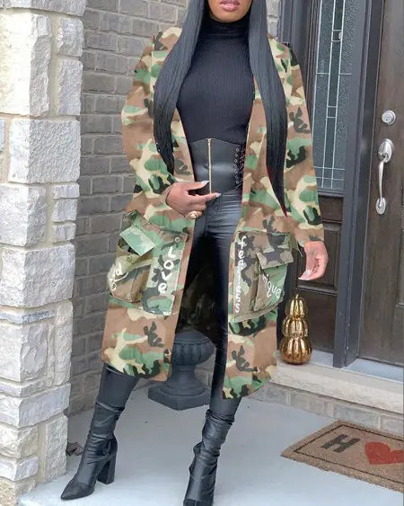 Lange jas met camouflageletterprint en zakken met knopen 