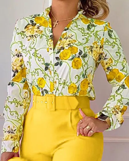 Combinación de camisa con estampado floral y barroco y pantalones de cintura alta 