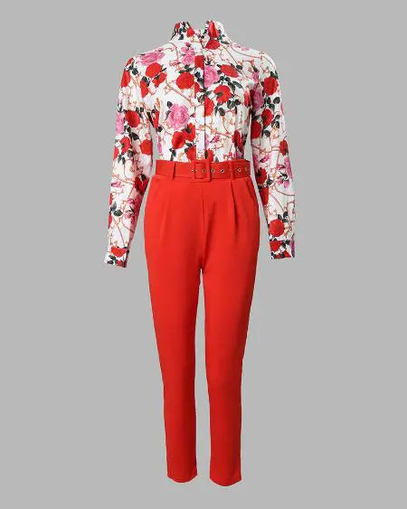 Combinación de camisa con estampado floral y barroco y pantalones de cintura alta 