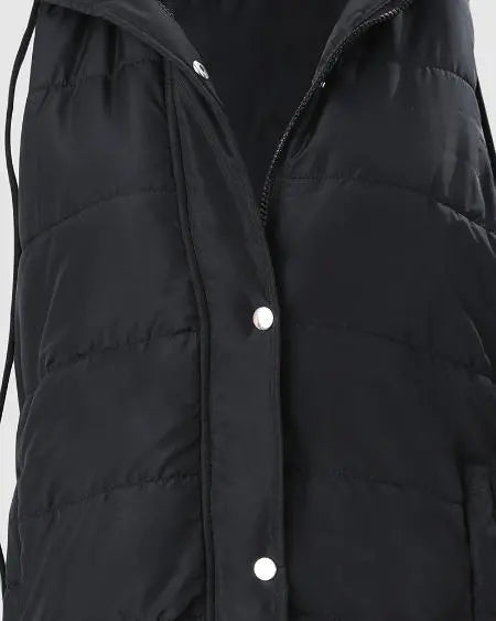 Chaqueta acolchada tipo chaleco con capucha, bolsillos y botones 