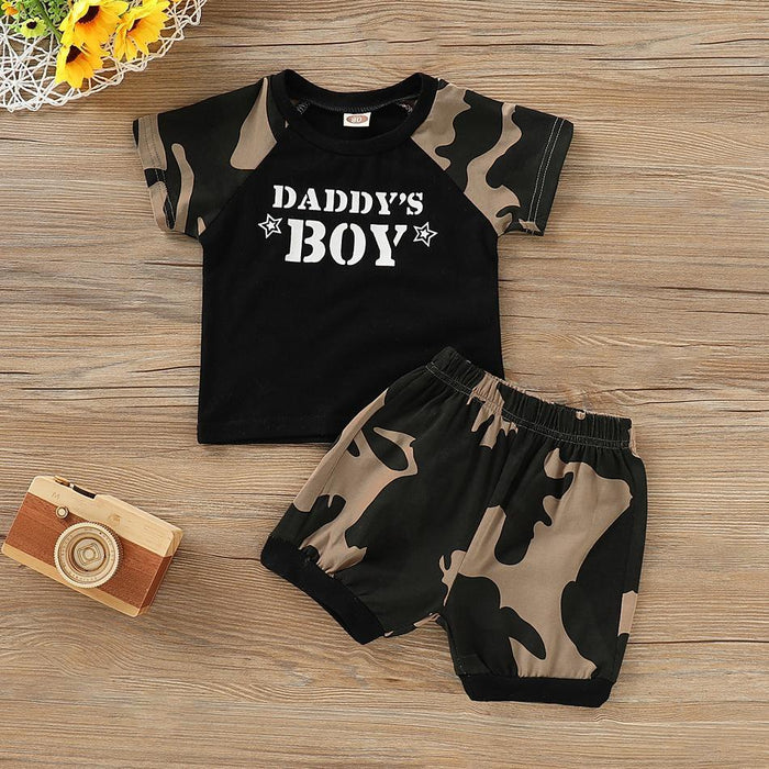 Conjunto de camiseta y pantalones cortos de camuflaje con estampado de letras para bebé/niño pequeño de 2 piezas