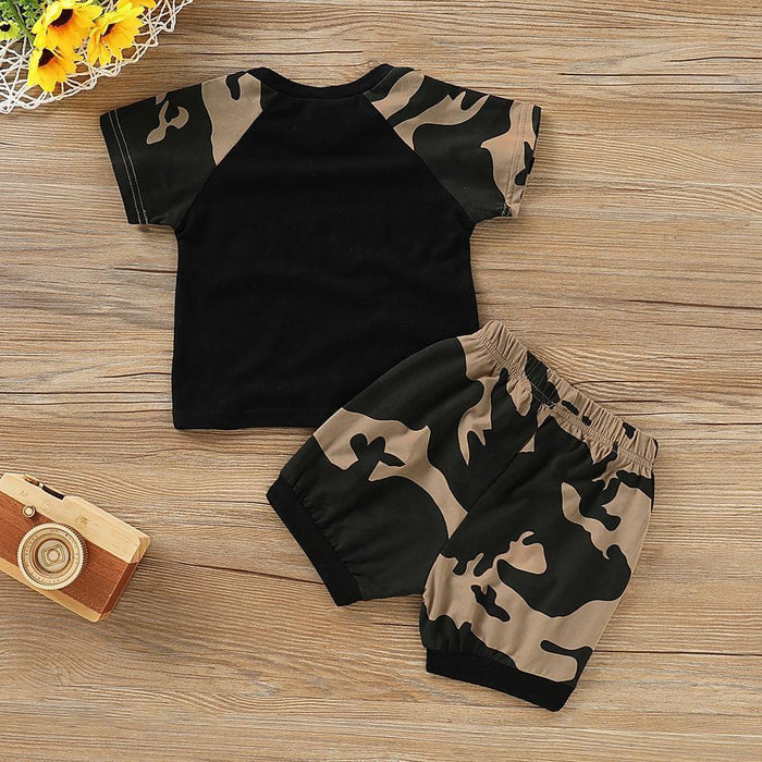Conjunto de camiseta y pantalones cortos de camuflaje con estampado de letras para bebé/niño pequeño de 2 piezas