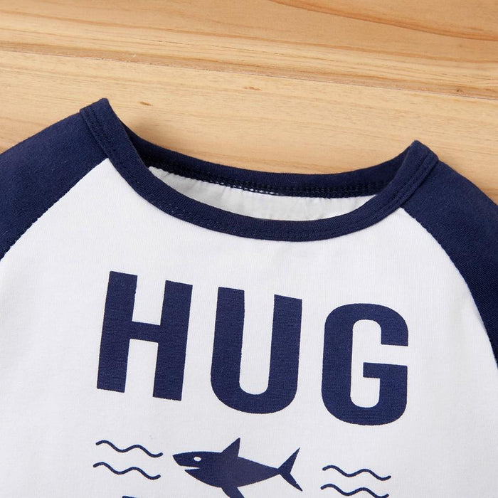 Conjunto de camiseta con estampado de letras y pantalones con estampado de tiburones