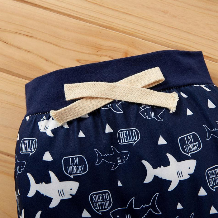 Conjunto de camiseta con estampado de letras y pantalones con estampado de tiburones