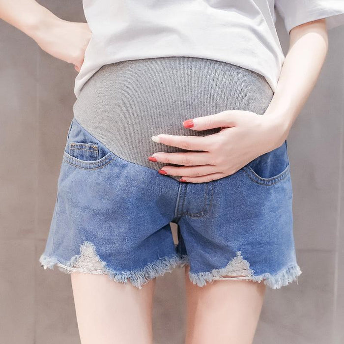 Pantalones cortos de mezclilla con abertura de color liso de maternidad