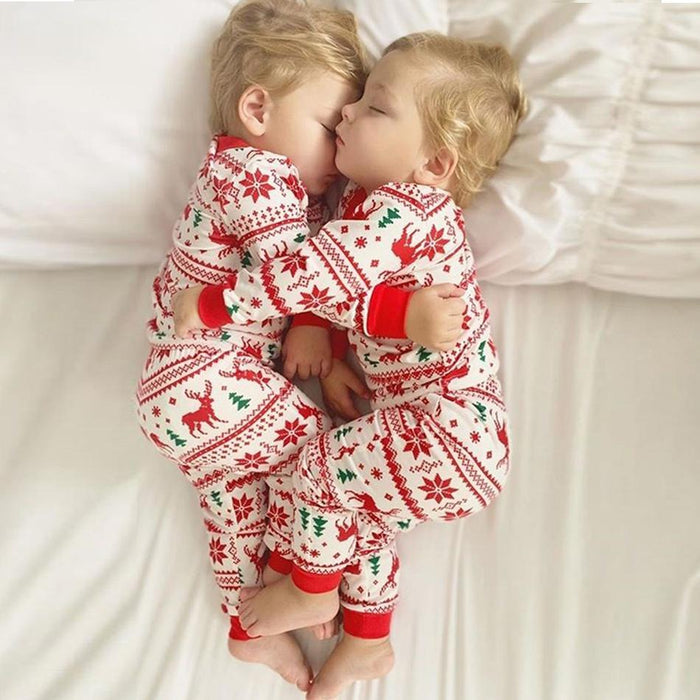Conjunto de pijama familiar a juego con estampado de renos navideños y copos de nieve
