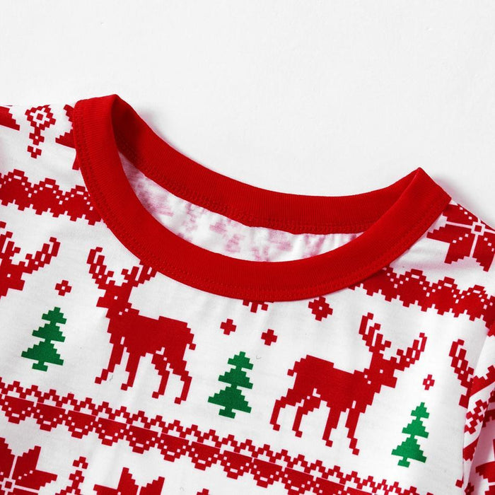 Conjunto de pijama familiar a juego con estampado de renos navideños y copos de nieve