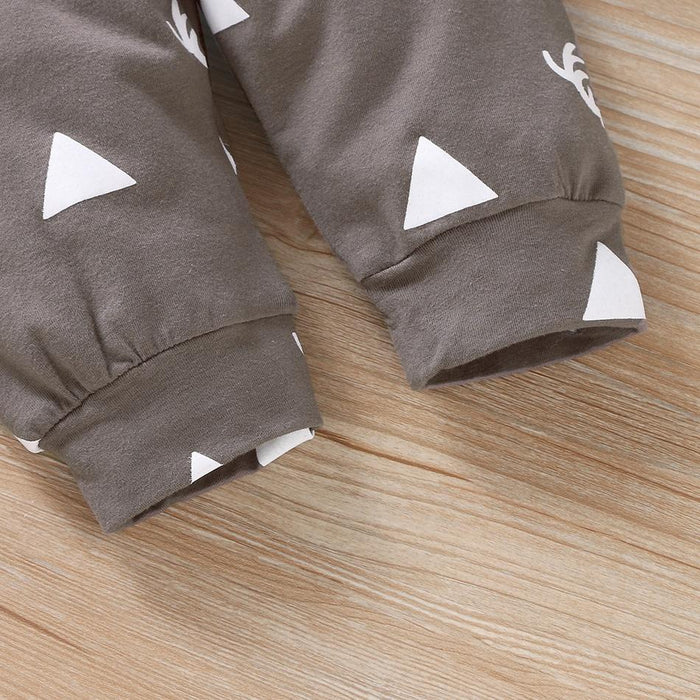 Conjunto de top, parte inferior y gorro de manga larga con estampado de triángulo de alce de 3 piezas para bebé