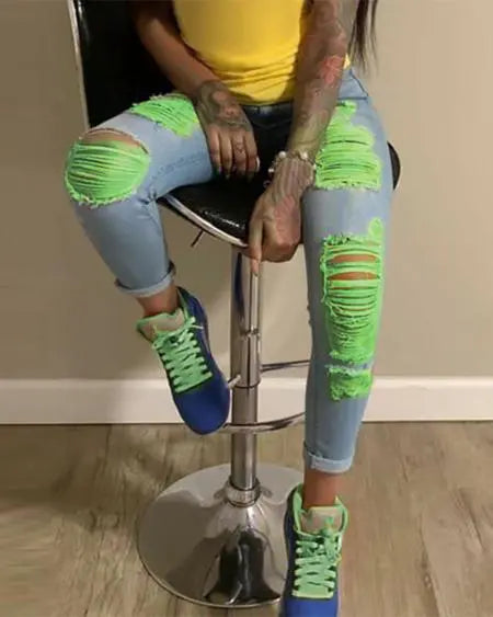 Jeans met gescheurde uitsnijdingen in colorblock 