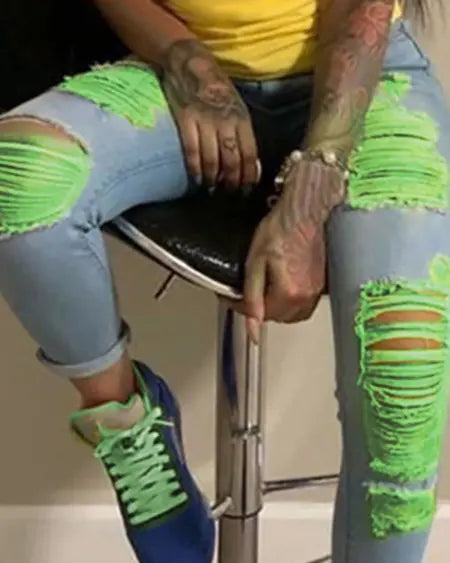 Jeans met gescheurde uitsnijdingen in colorblock 